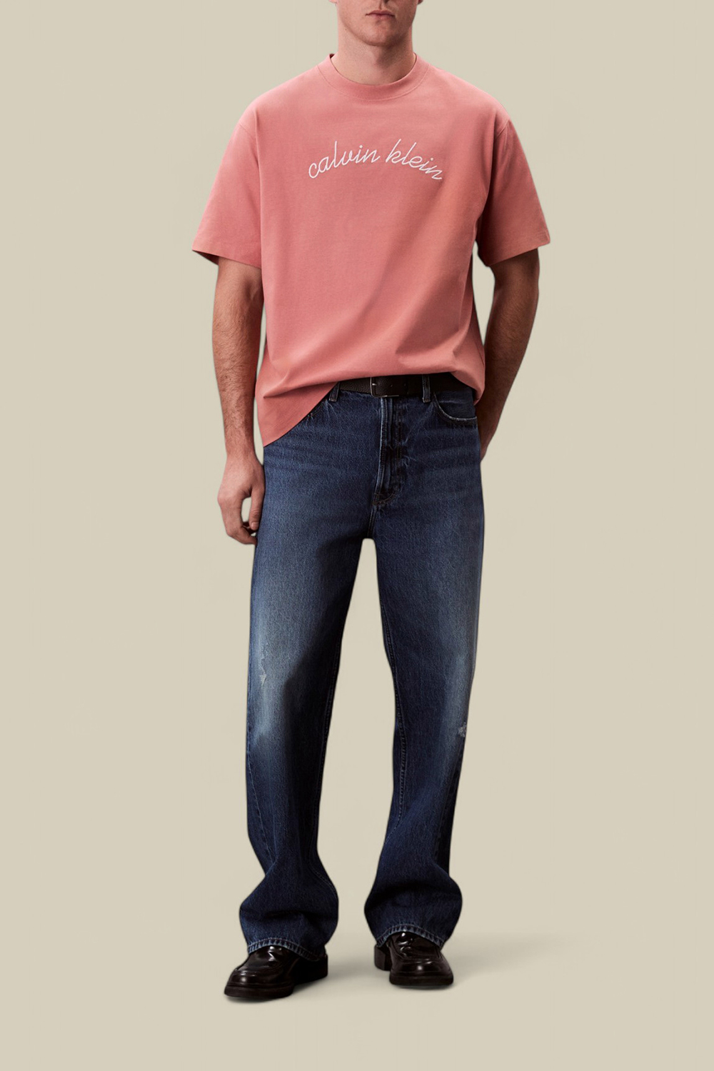 תמונת כל הלוק של חולצת טי